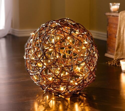 Deko-Kugel mit eingearbeiteter Lichterkette