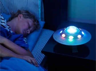 Kosmisches UFO zum Spielen und Einschlafen