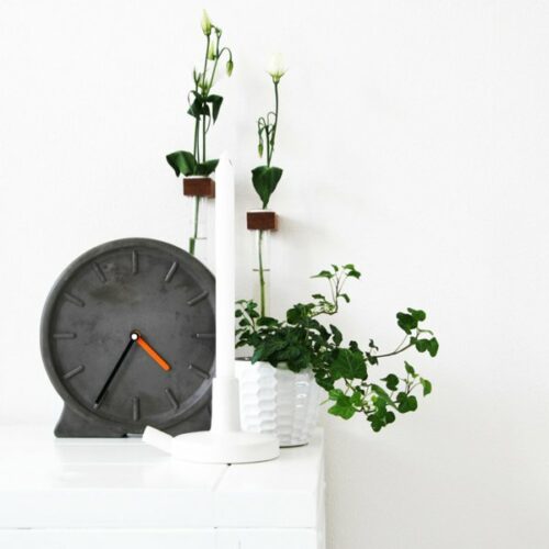 Minimalistische Tischuhr aus Beton