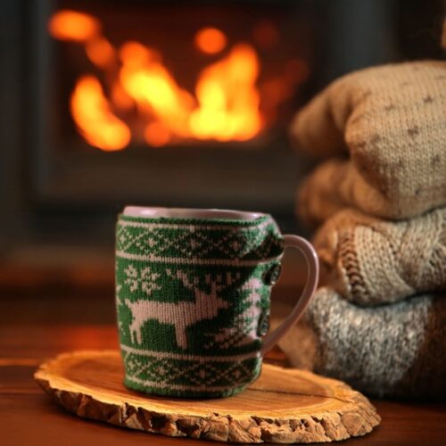 Tasse mit Weihnachtspullover