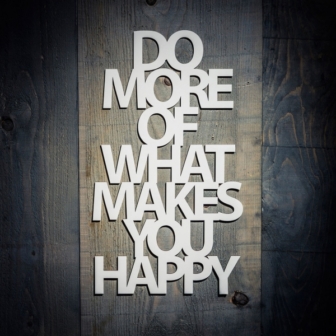 Holz Skulptur „Do more of what makes you happy“