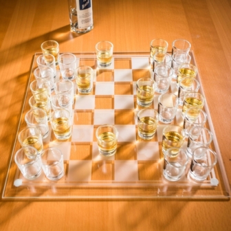 Trinkspiel – Schachbrett mit Shot-Gläsern